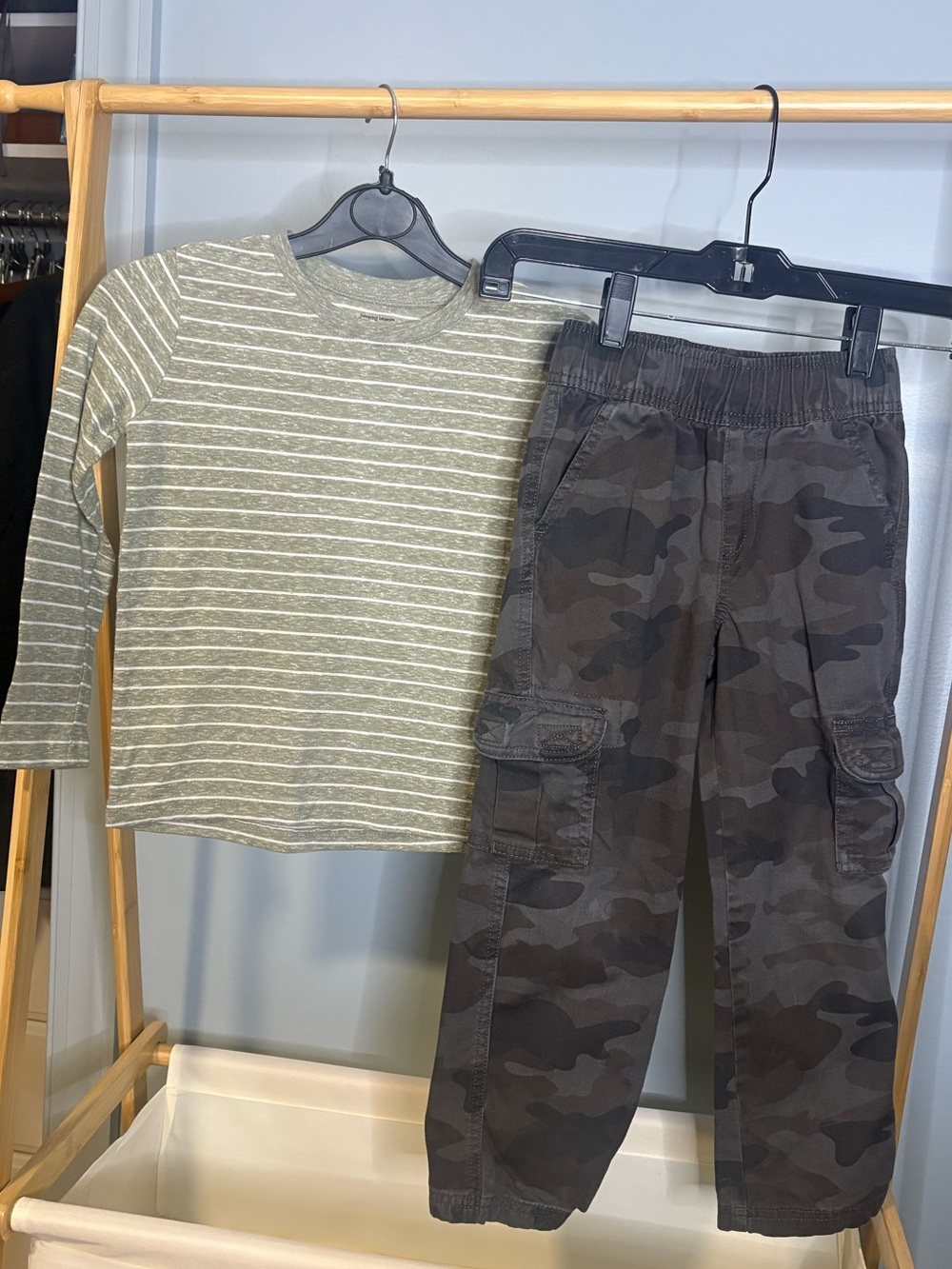 Children’s Place Boys Olive Stripe Tee & Gray Camo Cargo Pants Set size 5